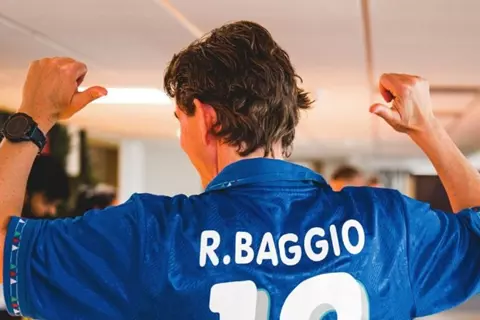 مدرب برينتفورد يظهر بقميص باجيو الشهير في التدريبات